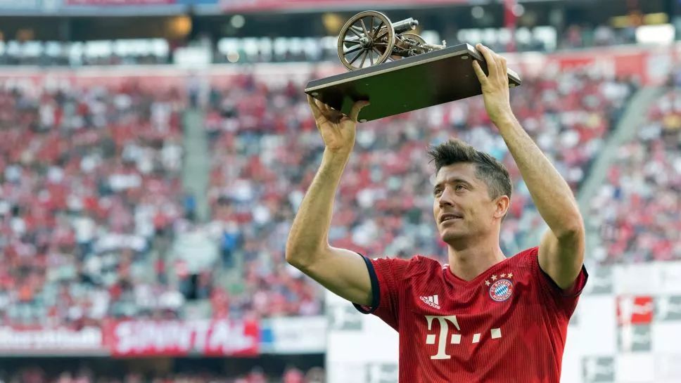 华体会app-包含那不勒斯险胜多特蒙德，莱万乌龙送礼德甲的词条  第1张